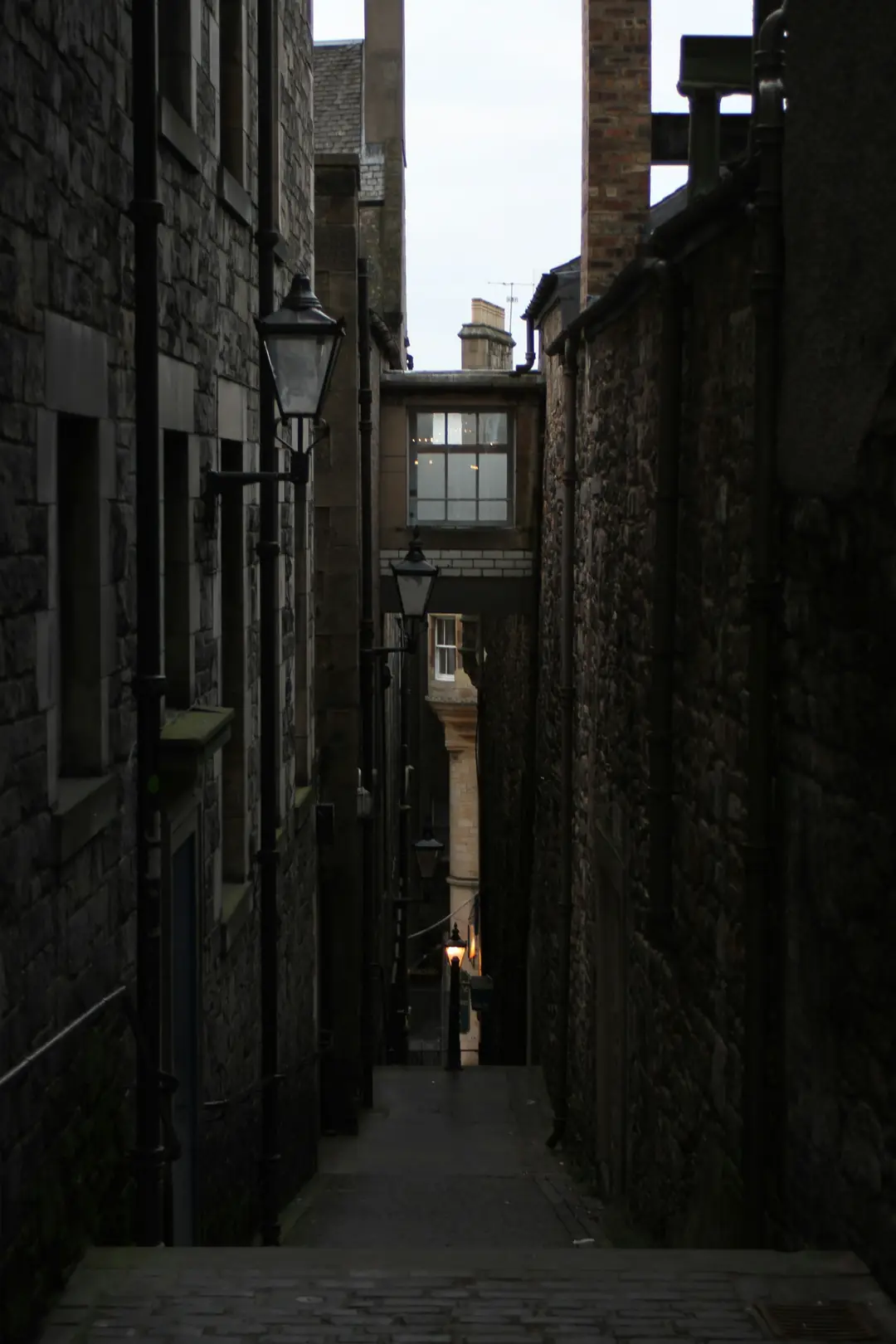 A narrow stone close off the Royal Mile in Edinburgh, lit by one lamp